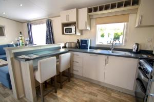 Oakdene 2 Bedroom Sublime Caravan with Hot Tub