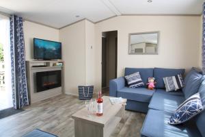Oakdene 2 Bedroom Sublime Caravan with Hot Tub