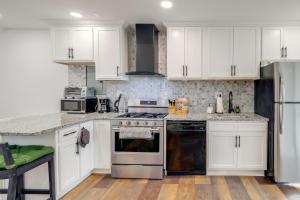 Fire Pit and Yard! Modern DC Unit Near H Street