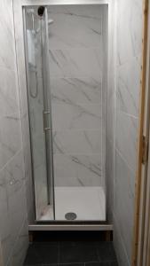 Group Friendly 5 Bedroom House in NG7 with Self Check In & Excellent Tram Connections