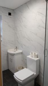 Group Friendly 5 Bedroom House in NG7 with Self Check In & Excellent Tram Connections