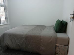 Group Friendly 5 Bedroom House in NG7 with Self Check In & Excellent Tram Connections