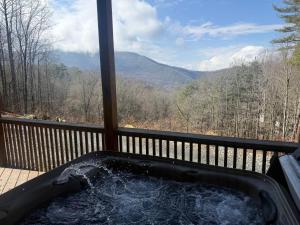 Smokey Mountain Getaway - new renovation - Mountain Views with Sunsets