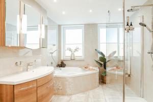 Luxus City Apartment - für Gruppen & Familien mit Whirlpool, Terrasse & Grill - Top Lage