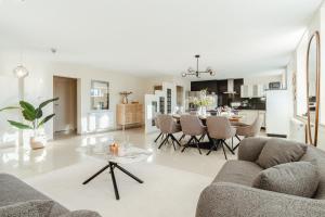 Luxus City Apartment - für Gruppen & Familien mit Whirlpool, Terrasse & Grill - Top Lage