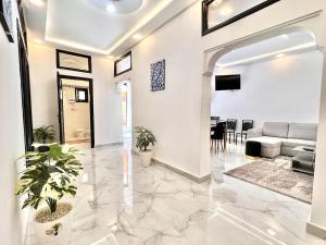 شقة عصرية بتراس واسع ومشمس في وسط مراكش