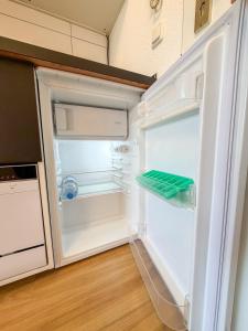 Apartment with balcony, good parking for long stay