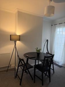 Cosy 2-Bed Home - Central Location Near Town & Train Station