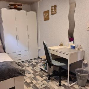 ,, Himmelsblick "Apartment komplett möbliert,direkt an der Haltestelle, nach Heidelberg,Mannheim ,Weinheim