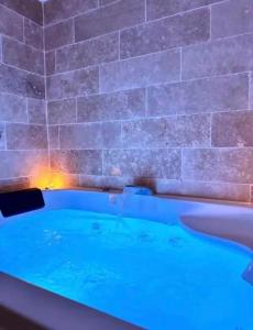 Centre Ville - appartement de caractère- baignoire Balneo