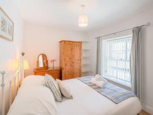 2 Bed in Aberdovey DY047