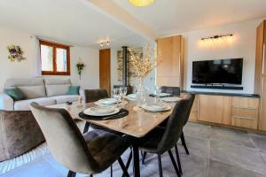 Eau petit bois Maison bord du loing with canoë