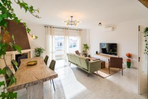 Sunrise Sea View Apartment Walk to Meia Praia