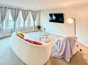 Luxury 5 Bedroom 4 bath open kitchen living room