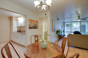 Walk to Waterfront! Couples Retreat in Old Town