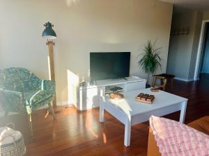 Renovado com AC, 2 WC completos, terraço e garagem