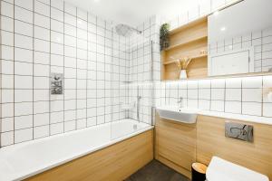 Spacious 5-Bed Apartment for Groups · Free Parking