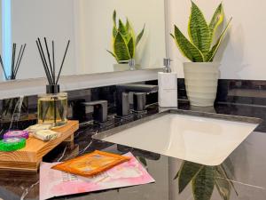 City Skyline Views & Rooftop Pool at District 225