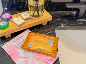 City Skyline Views & Rooftop Pool at District 225