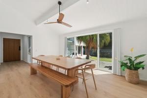 The Palms Beach House- Sauna, Pet-friendly, Beach!