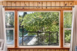 Ground Floor Riverside Cottage with Patio