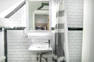 Ursulines Historic Creole Cottage- Steps to Qtr -E