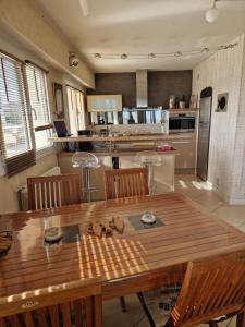 ARCACHON APPARTEMENT FACE PLAGE 5 pers Wi-Fi Parking Linge de maison gratuit 1chambre parentale 1cabine lits superposés 1 canapé lit