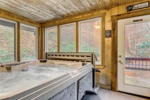Waterfall Log Cabin Private Hot Tub and Game Room