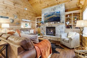 Waterfall Log Cabin Private Hot Tub and Game Room