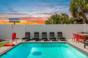 PCB 5-Min Walk to Beach! Heated Pool, Sleeps 11