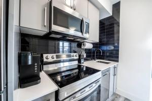 Cozy 2BR town, 2 private ensuites, free parking