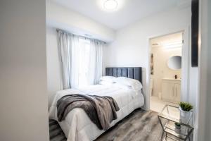 Cozy 2BR town, 2 private ensuites, free parking