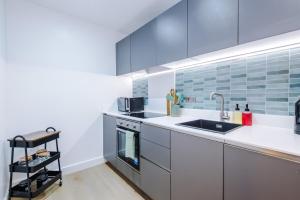 Stylish Leeds City Centre 2 Bed Apt with Balcony