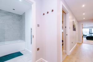 Stylish Leeds City Centre 2 Bed Apt with Balcony