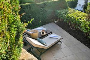 Private Garden Oasis BBQ, Pool, Walk to Beach