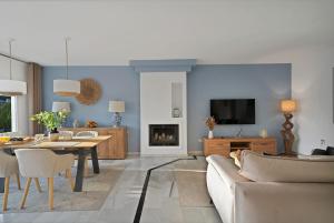 Private Garden Oasis BBQ, Pool, Walk to Beach