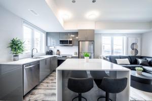 Luxe 2-storey town, rooftop terrace, parking