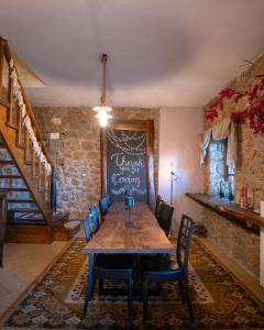 Petrino Lodge Stone Mountain Retreat