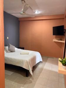 Comfortable studio steps from the beach and 5th Avenue