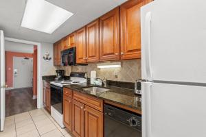 Bright & Airy 1 BR Oceanfront Condo! Landmark 844