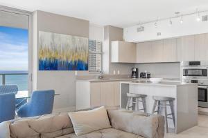 HYDE BEACH HOUSE RESORT - MILLION APARTMENT 2bd 2ba, DIRECT OCEAN VIEW, 1 MIN FROM BEACH, 6 GUESTS