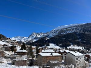 Family friendly duplex with free parking