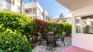 Oceanfront Kite Beach, 2BR, Patio, Pool, 30 steps to sand