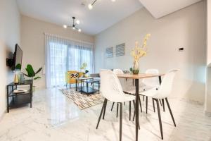 Elite LUX Holiday Homes - Stylish 1 BR Pool & World Class Gym in Dubai South