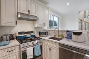 Stylish Pasadena Stay Near Old Town & Rose Bowl