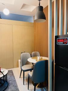 The Grass Residences 1 cozy bedroom with balcony netflix and wifi