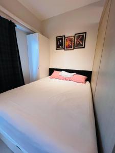 The Grass Residences 1 cozy bedroom with balcony netflix and wifi