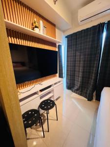 The Grass Residences 1 cozy bedroom with balcony netflix and wifi