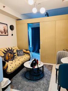 The Grass Residences 1 cozy bedroom with balcony netflix and wifi