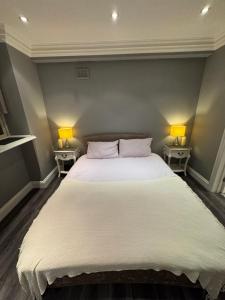 Central London Apartment Steps from Hyde Park